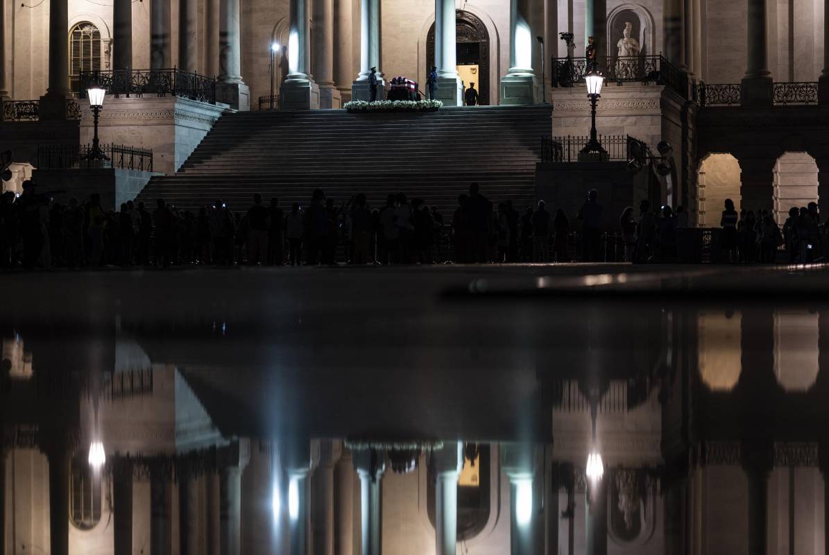 La gente se reúne para presentar sus respetos al ataúd cubierto de banderas del fallecido congresista estadounidense. Foto: AFP