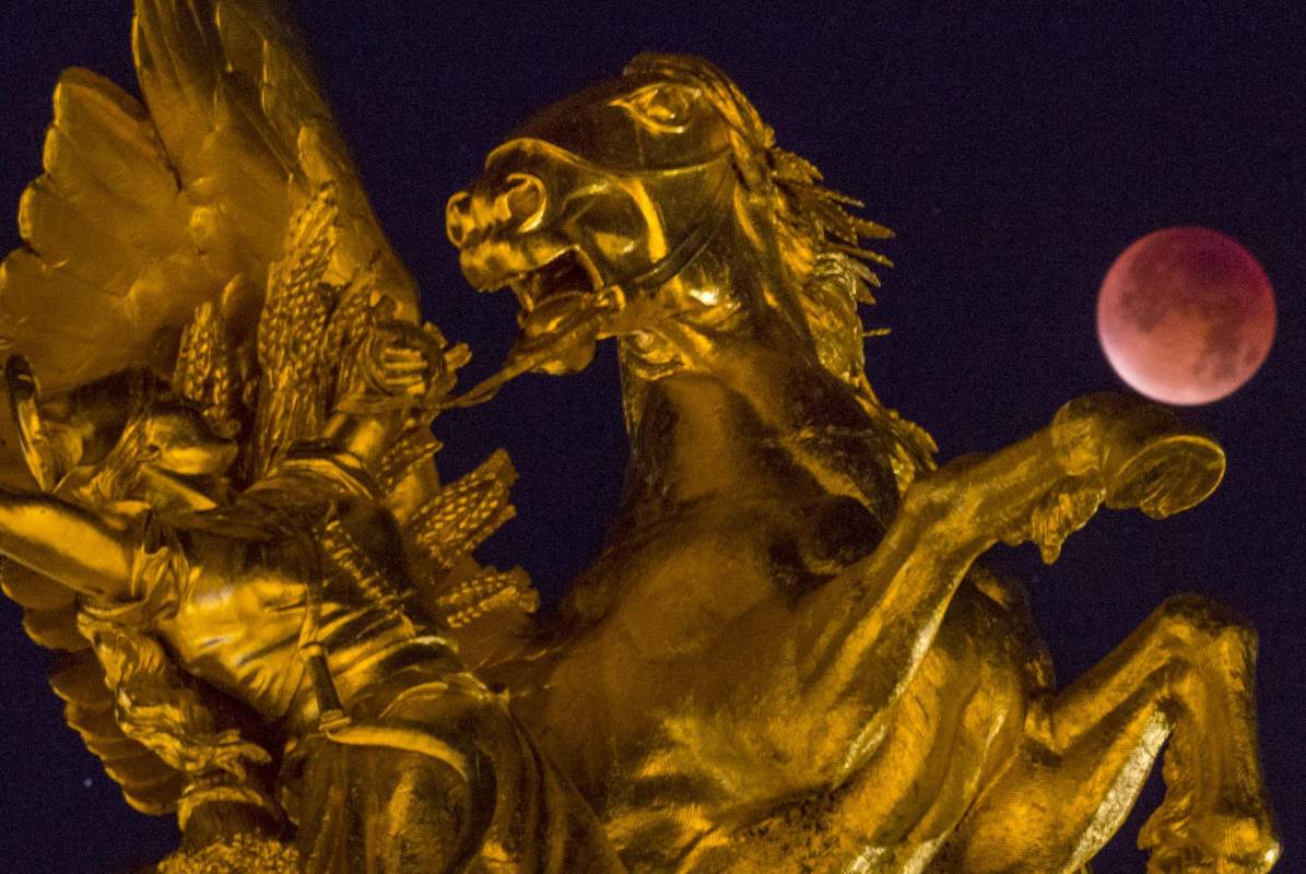 En París, así se vio la Luna cerca al puente Alexander III. FOTO Reuters/Philippe Wojazer