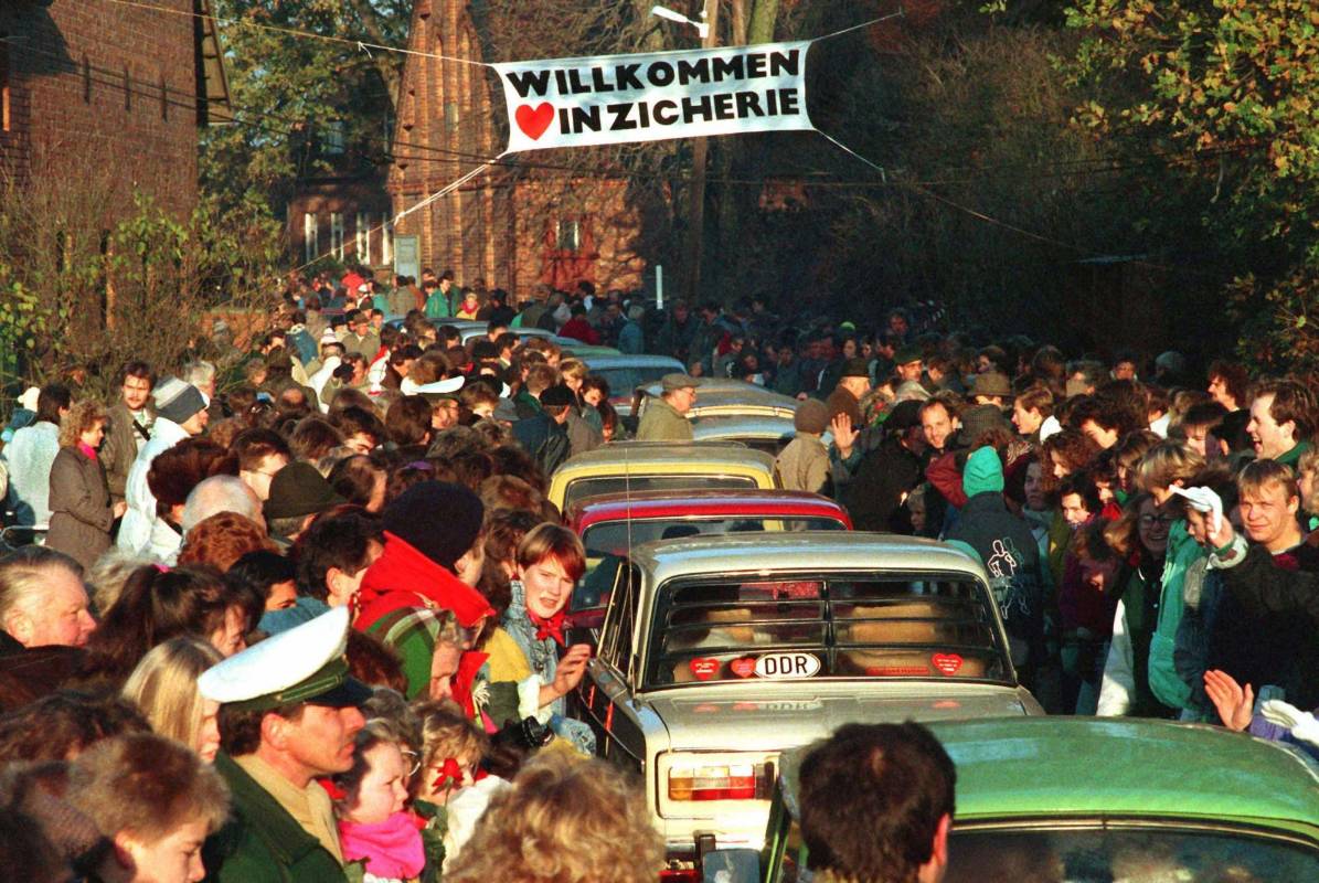 Ciudadanos de Zicherie, Alemania Occidental, dan la bienvenida a Trabis de Boeckwitz, el pueblo vecino situado en el este de Alemania, en la frontera con Alemania Occidental. Foto de archivo tomada el 18 de noviembre de 1989. FOTO AFP