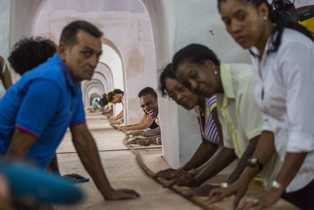 Con ese puro, “Cueto” consigue su sexto récord Guinness, como certificó una diplomática de la embajada del Reino Unido en La Habana, única entidad facultada en Cuba para comprobar su veracidad para el libro de récords Guinness. FOTO AP