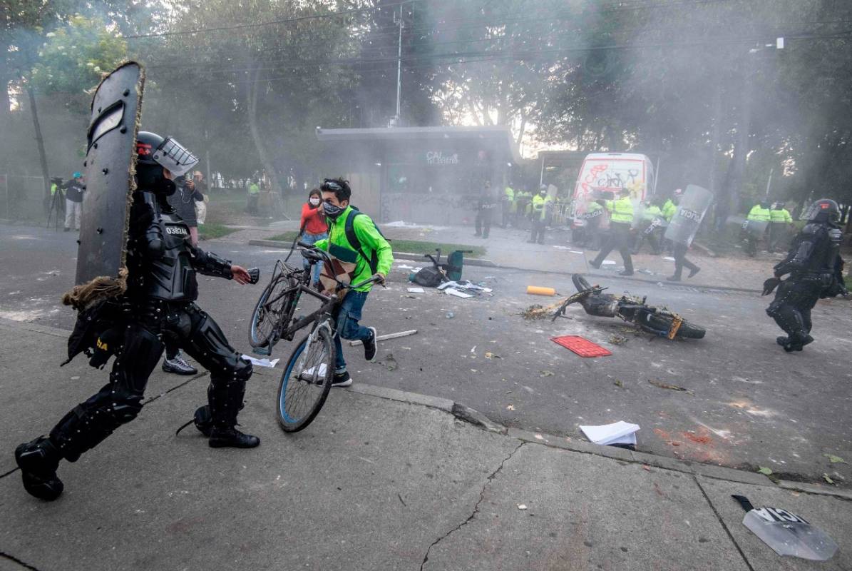 Los disturbios también dejaron 140 personas heridas -87 policías y 53 civiles-, en su mayoría con “elementos contundentes”. FOTO AFP