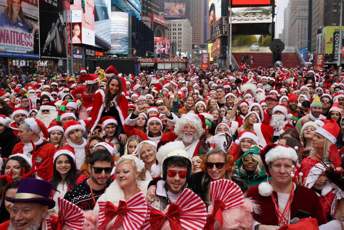 Cientos de ciudadanos se dan cita en Nueva York cada año para apoyar la SantaCon, que tiene fines benéficos. Foto TIMOTHY A. CLARY - Afp