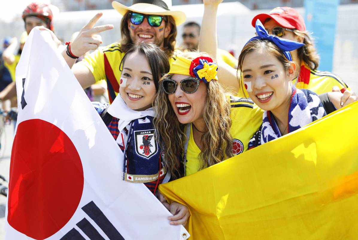 Las banderas de Japón y Colombia se mezclan en el previo del encuentro que ambas selecciones disputarán en el Mundial de Rusia. FOTO EFE