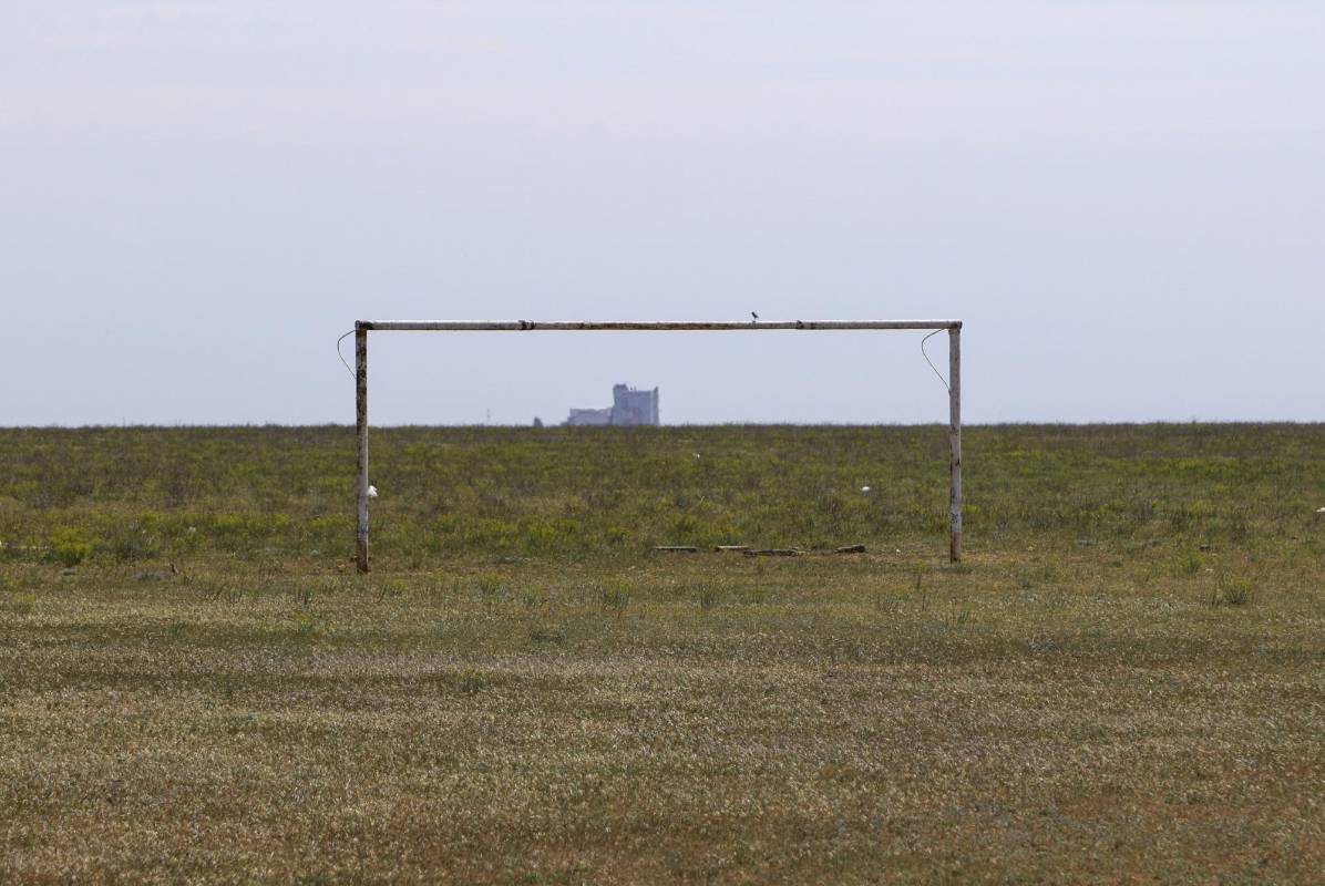 Este arco de fútbol se encuentra en la aldea de Glinka, región de Saksky, Crimea, 5 de mayo de 2018. Foto: REUTERS / Pavel Rebrov