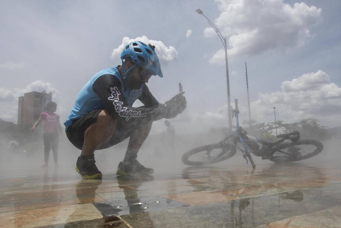 Son 950 boquillas muy delgadas para la salida de cortinas de agua que crean un microclima ideal para el desarrollo de actividades al aire libre. Foto: Manuel Saldarriaga Quintero.