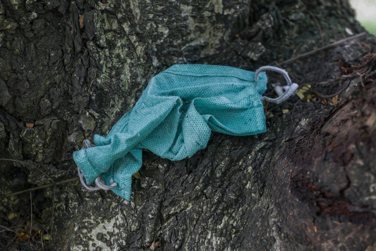 Los tapabocas que son elementos de bioseguridad, esos que protegen y salvan vidas, son tirados al piso como basura después de su uso. Una preocupante práctica porque genera contaminación y además un riesgo porque no se sabe el estado de salud de quien los usó. Foto: Manuel Saldarriaga Quintero.