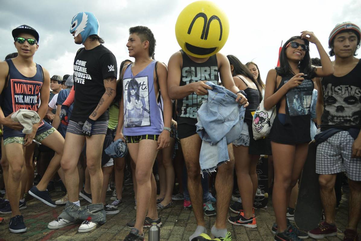 Más de dos mil personas hicieron parte de la tradicional ‘marcha sin pantalones’ realizada en Medellín. La manifestación tenía como fin defender la libertad de expresión a nivel mundial. FOTO AFP.