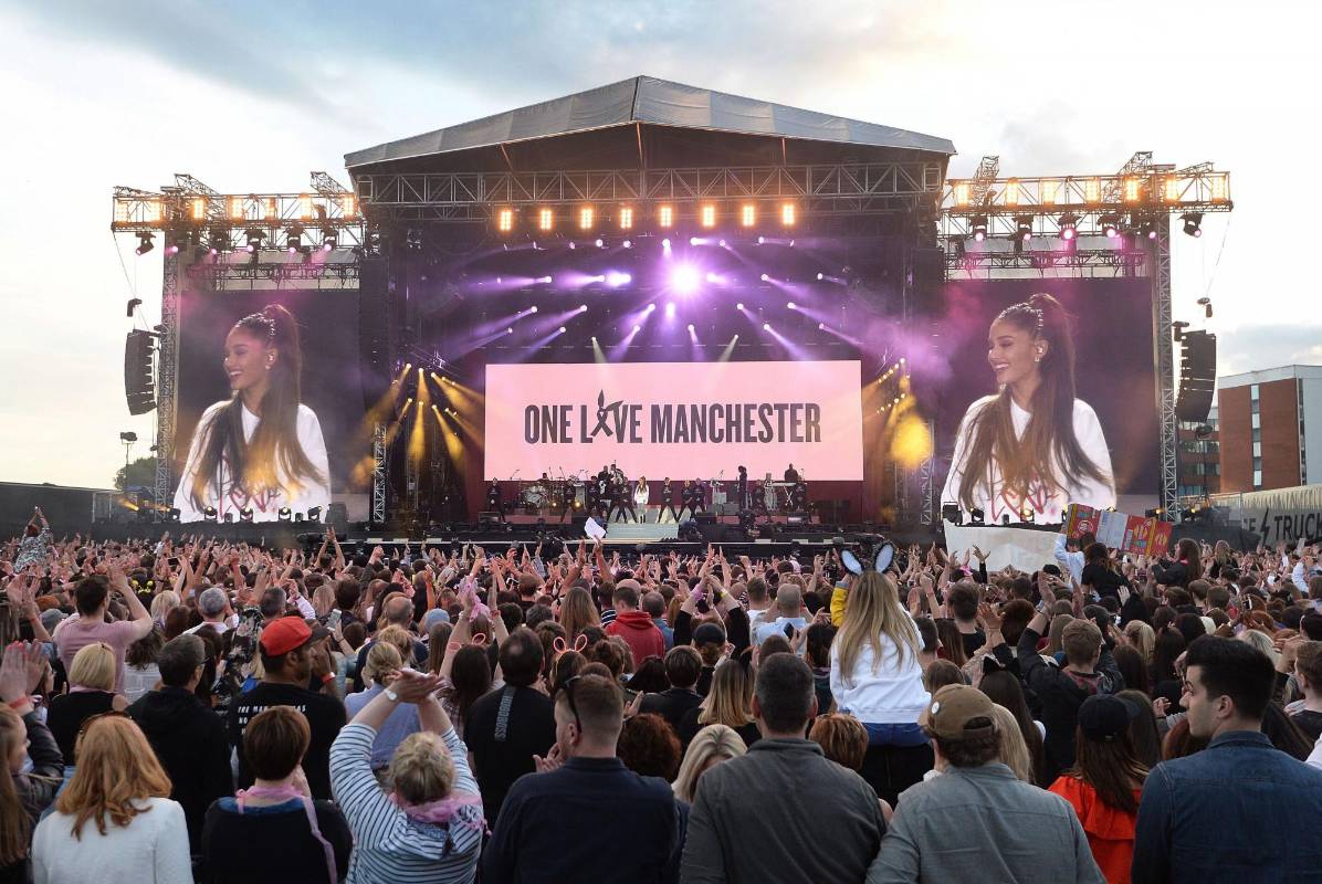 Ariana Grande salió varias veces al escenario. FOTO AFP