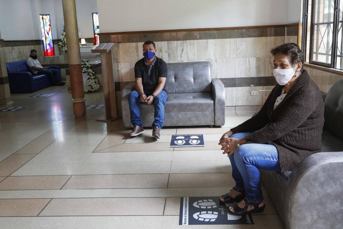 En las ceremonia y velaciones hay espacios demarcados. Los contagiados por covid - 19 no son velados si no cremados, y las cenizas se devuelven a su familia. Foto: Manuel Saldarriaga Quintero