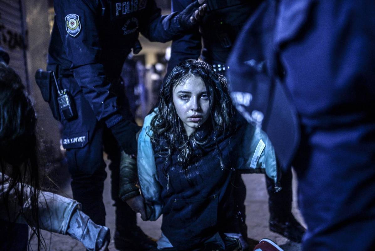 En la categoría de noticias de actualidad, se llevó el premio la fotografía del turco Bulent Kilic que muestra a una joven durante los disturbios entre manifestantes y policía ocurridos en una protesta el 12 de marzo de 2014 en Estambul. FOTO REUTERS