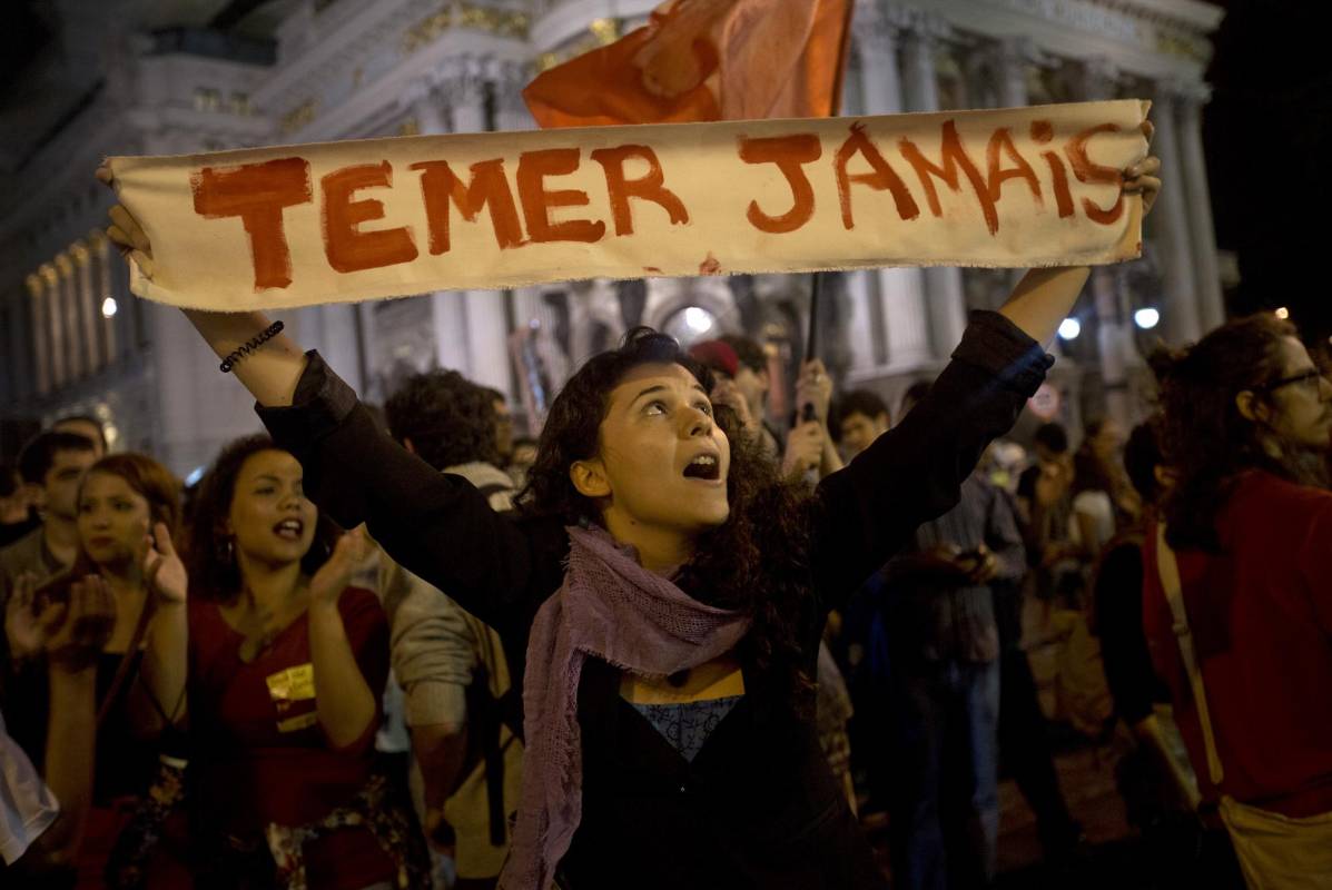 Dilma Rousseff es acusada de cometer un “crimen de responsabilidad” al pedir préstamos en los bancos del estado para ocultar el déficit en el presupuesto. FOTO AFP