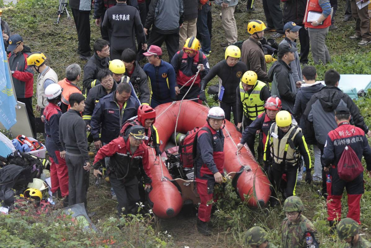 El operativo de rescate cuenta con más de 500 efectivos y numerosas lanchas, balsas y helicópteros. FOTO AP