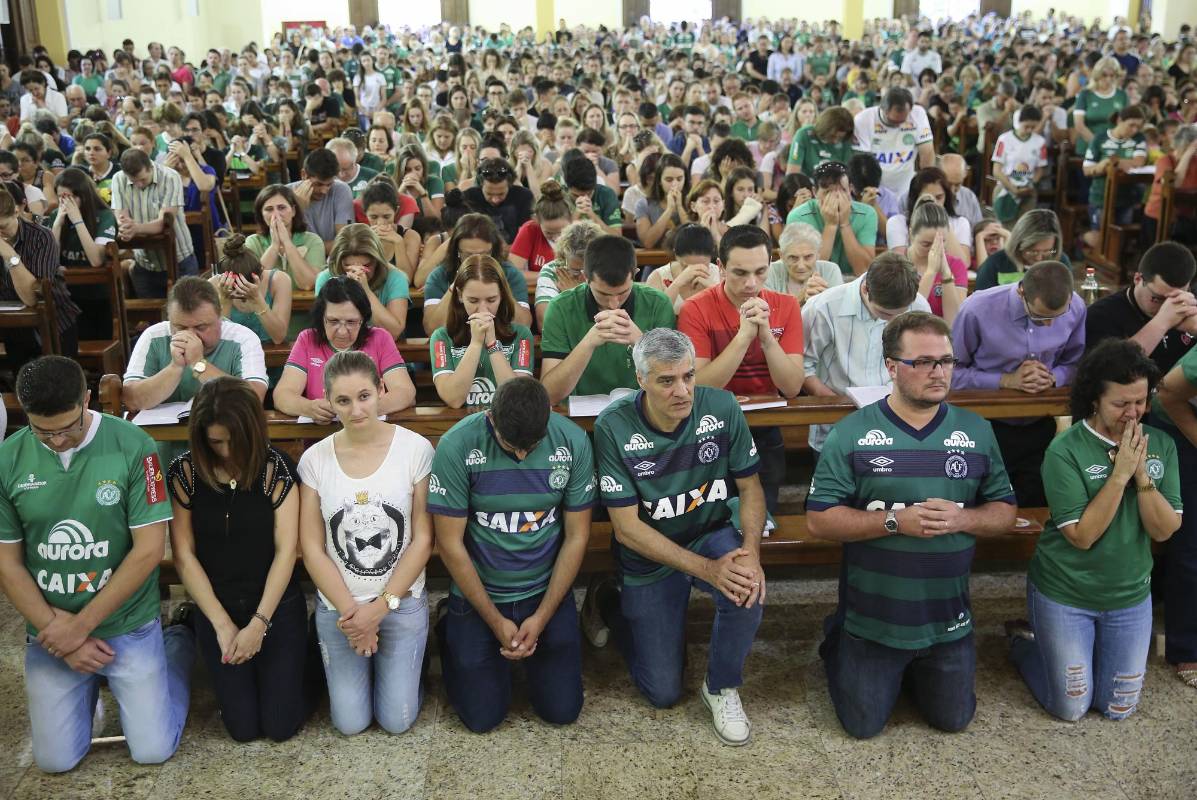 Seguidores y personas cercanas de los jugadores de Chapecoense muertos en la tragedia en Antioquia realizaron una misa por las víctimas que tuvo una participación masiva en Chapecó, Santa Katarina. FOTO REUTERS