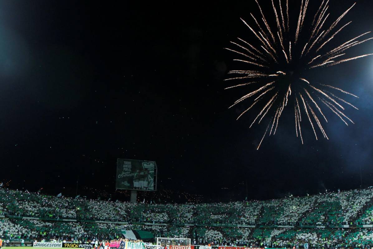 ¡Gloria Continental! ese fue el mensaje del tifo que preparó la hinchada verde para el equipo antioqueño. FOTO REUTERS