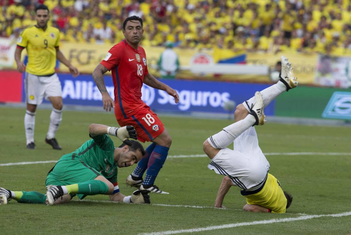 En el segundo tiempo, el lateral derecho Santiago Arias, sufrió una aparatosa caída. FOTO Juan Antonio Sánchez