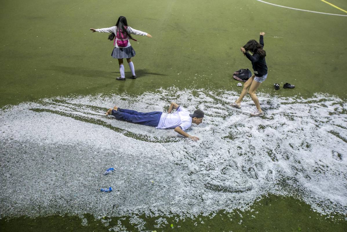 La granizada fue convertida en un juego por los jóvenes del sector. Foto Juan Antonio Sánchez Ocampo