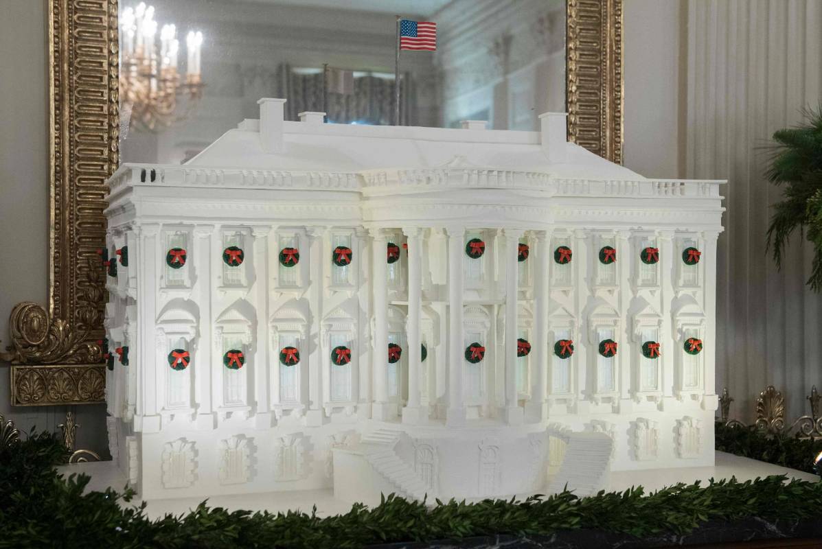 Uno de los principales atractivos es una réplica de la Casa Blanca de 136 kilos, hecha de jengibre, masa de azúcar, chocolate y glaseado. Avisaron que no es comestible. FOTO AFP