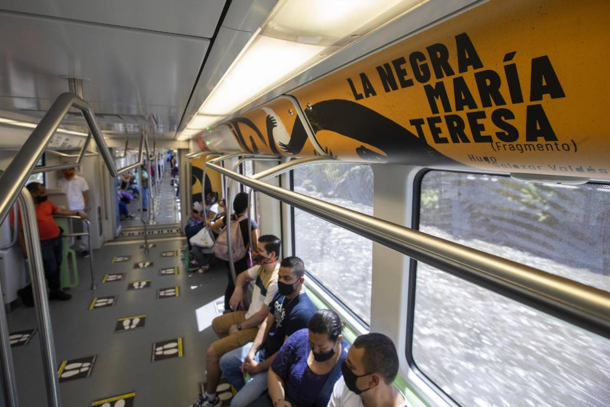 El Metro conmemora la obra de 12 escritores afrocolombianos. Se trata fragmentos de poemas que están escritos dentro de tres vagones en la edición de la 14 fiesta del libro en Medellín. Foto: Manuel Saldarriaga Quintero.