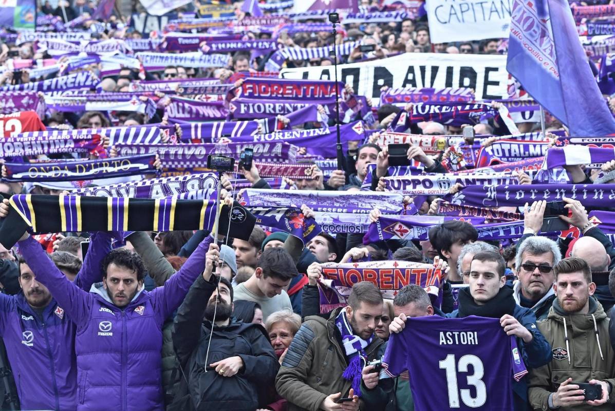 Los hinchas de la Fiorentina se apostaron frente a la Basílica, en todas las calles de la ciudad, con las bufandas violetas para despedir al capitán. FOTO EFE