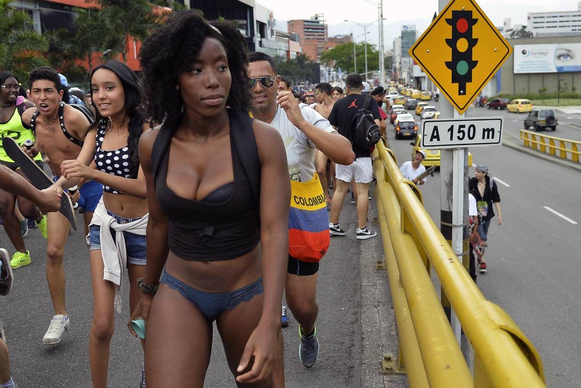 Más de dos mil personas hicieron parte de la tradicional ‘marcha sin pantalones’ realizada en Medellín. La manifestación tenía como fin defender la libertad de expresión a nivel mundial. FOTO AFP.