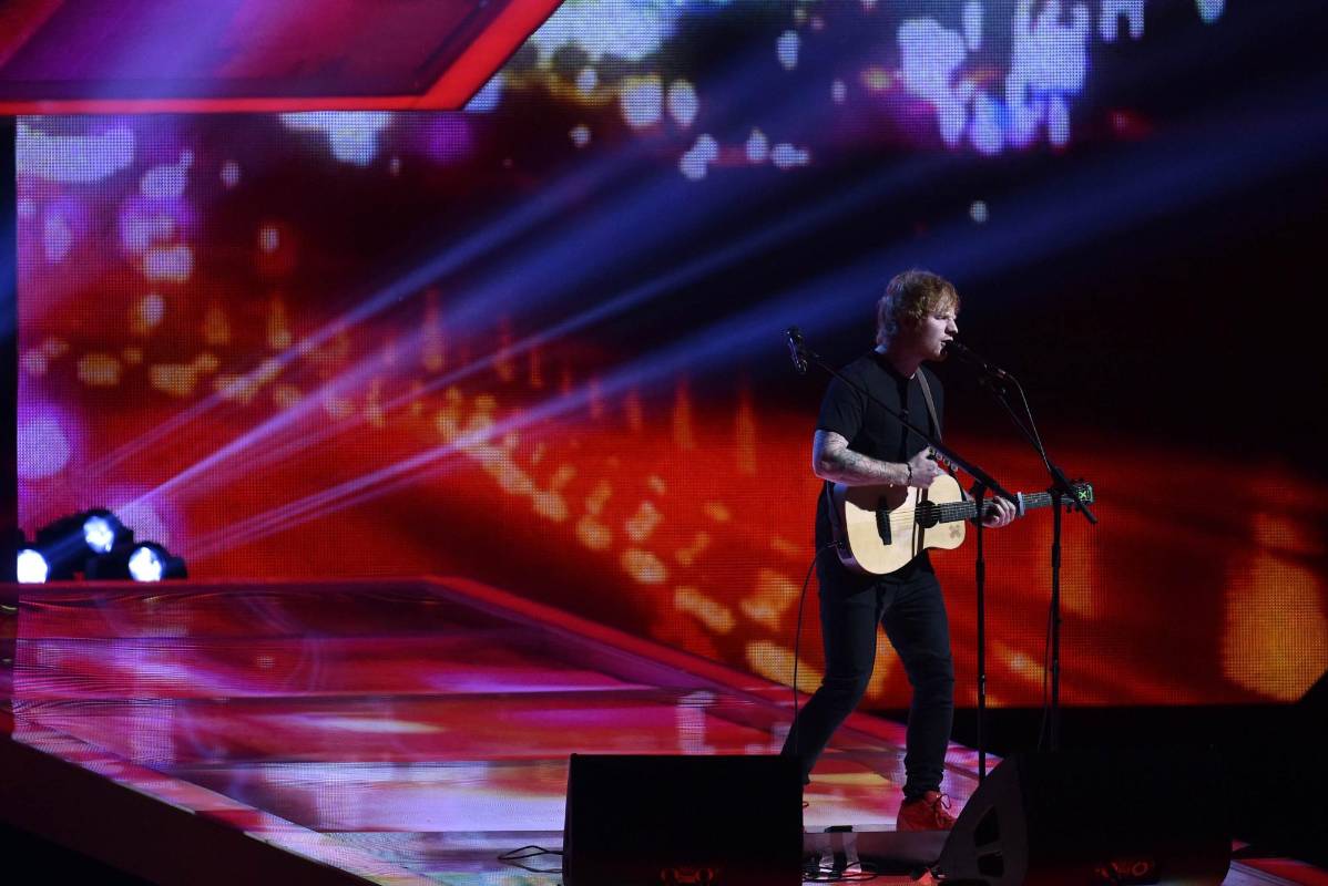 Ed Sheeran cantó en la ceremonia. FOTO Reuters