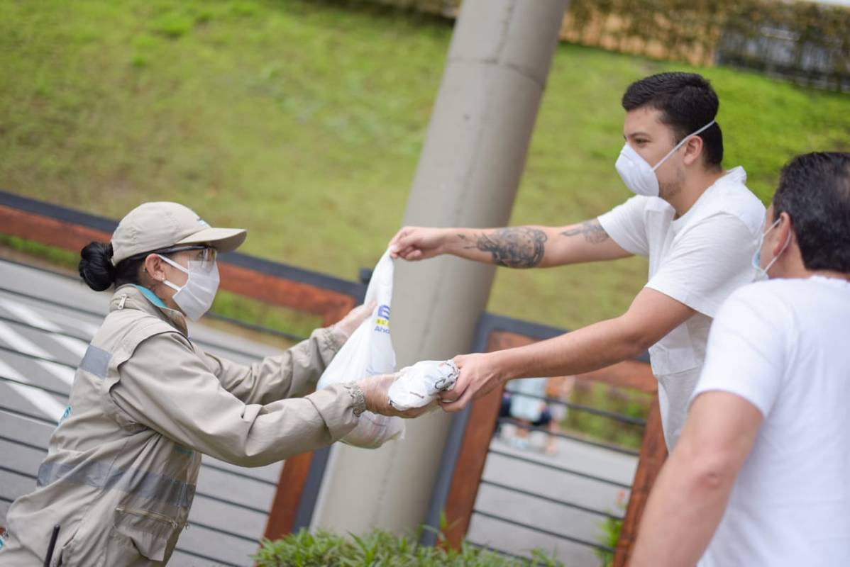 Desde las 10:00 a.m. de este Sábado Santo, la Alcaldía de Medellin recorre las comunas El Poblado, Guayabal y Belén de la ciudad en una caravana que busca recolectar ayudas en especie para enfrentar el coronavirus.. Foto: Cortesía