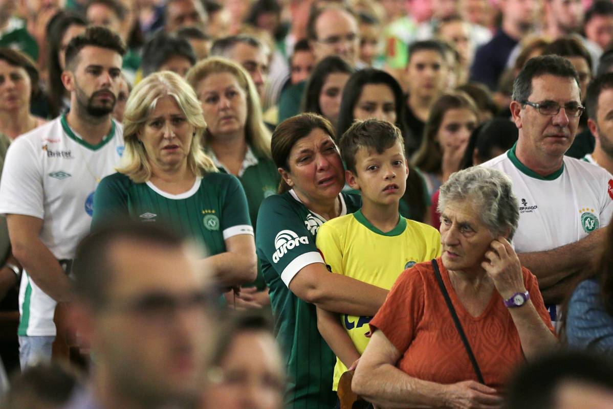 Seguidores y personas cercanas de los jugadores de Chapecoense muertos en la tragedia en Antioquia realizaron una misa por las víctimas que tuvo una participación masiva en Chapecó, Santa Katarina. FOTO REUTERS