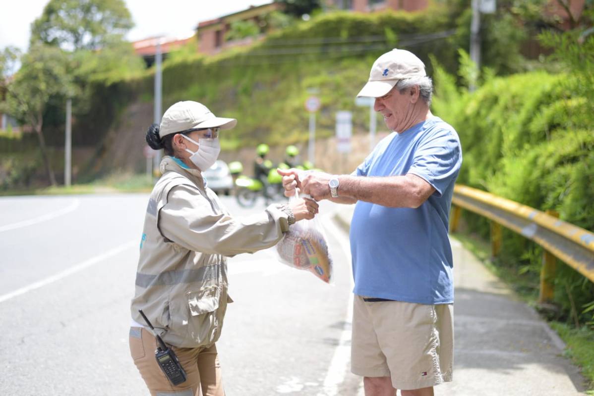 Este sábado se conoció que la Alcaldía solicitó hace poco más de una semana a la Personería y a la Contraloría de la ciudad la vigilancia preventiva y fiscal, respectivamente, de la entrega de auxilios que está haciendo en el marco de la actual emergencia. Foto: Cortesía