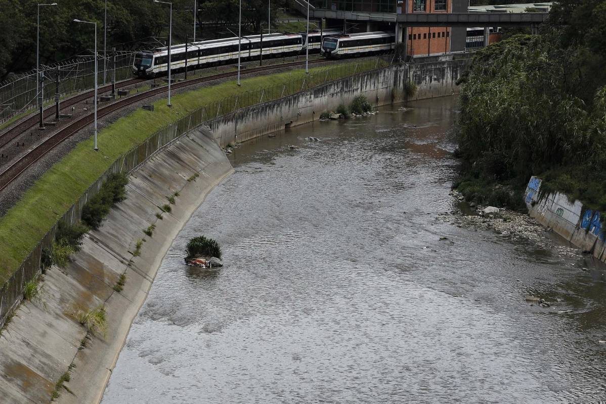 La suspensión de gran parte de la actividad comercial e industriales alivió la carga contaminante. Sin embargo según el Amva los hogares contaminan más. Estas son algunas imágenes entre el municipio de Caldas hasta el municipio de Barbosa. Foto: Manuel Saldarriaga Quintero.
