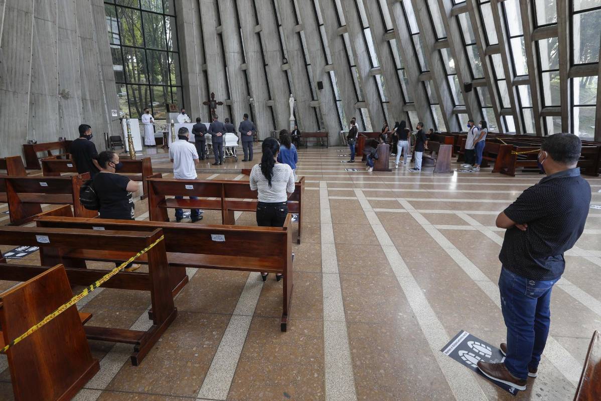 En las ceremonia y velaciones hay espacios demarcados. Los contagiados por covid - 19 no son velados si no cremados, y las cenizas se devuelven a su familia. Foto: Manuel Saldarriaga Quintero