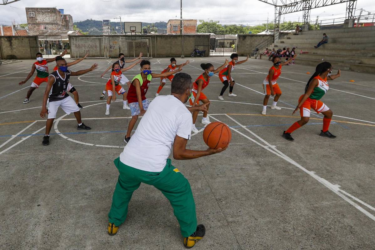 Mientras tanto se realizan entrenamientos en pequeños grupos desde que se autorizaron los horarios para hacer actividad física al aire libre en época de cuarentena. Foto: Manuel Saldarriaga Quintero.