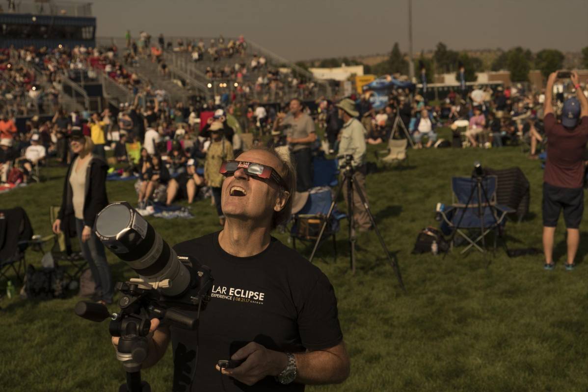 Miles de personas gritaron y aplaudieron cuando la Luna se colocó justo delante del Sol, un inusual eclipse total que cruzará de costa a costa el país por primera vez en casi un siglo. Foto: AFP