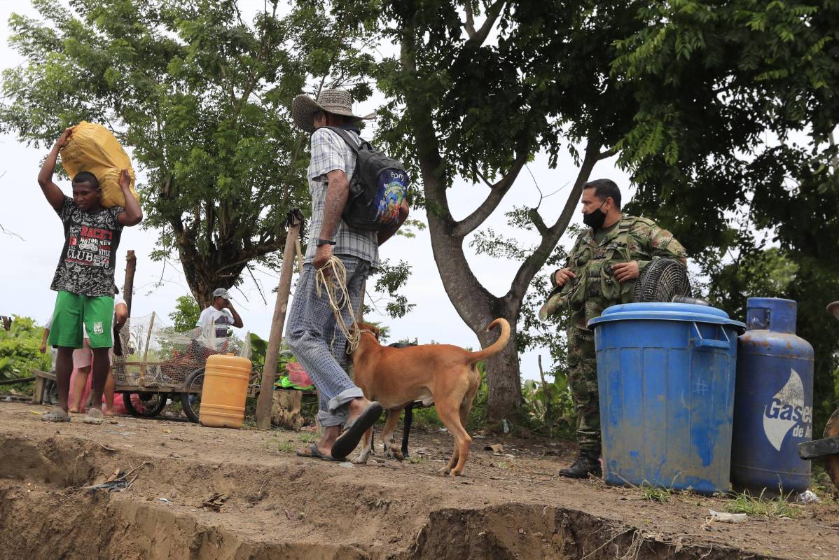 En un caserío conocido como La Isla de la Amargura de Cáceres, Antioquia, el clan del golfo amenazó a sus pobladores, todos ellos campesinos, el pasado 2 de septiembre lo que causó una salida masiva por temor a represalias de este grupo armado ilegal. Hoy este lugar está vacío. Foto: Jaime Pérez, enviado especial.