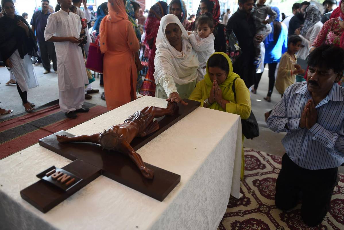 Varios pakistaníes cristianos visitaron la iglesia San Antonio en la ciudad de Karachi en la provincia de Sindh (Pakistán). Foto AFP 