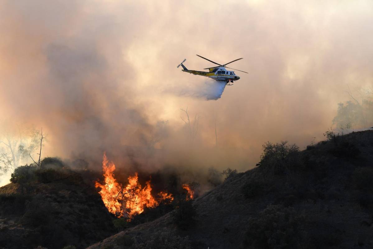 Con helicópteros intentan llegar a los focos más apartados del incendio. Foto: agencia AFP 