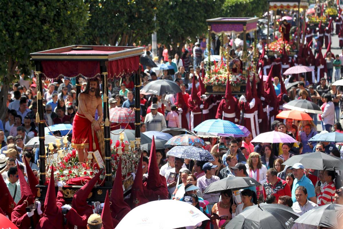 Miembros de la comunidad de los hermanos Nazarenos acarrean varios pasos durante la procesión del viacrucis de este viernes santo en el municipio de Zipaquira (Colombia). FOTO REUTERS