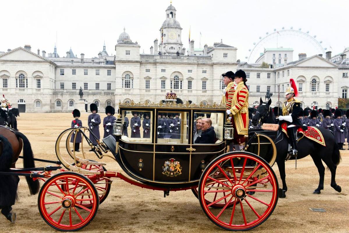 El Príncipe Felipe, Duque de Edimburgo, acompañó a la esposa de Santos, María Clemencia Rodríguez, desde el Pabellón Real hasta el Palacio de Buckingham. Foto Cortesía Presidencia