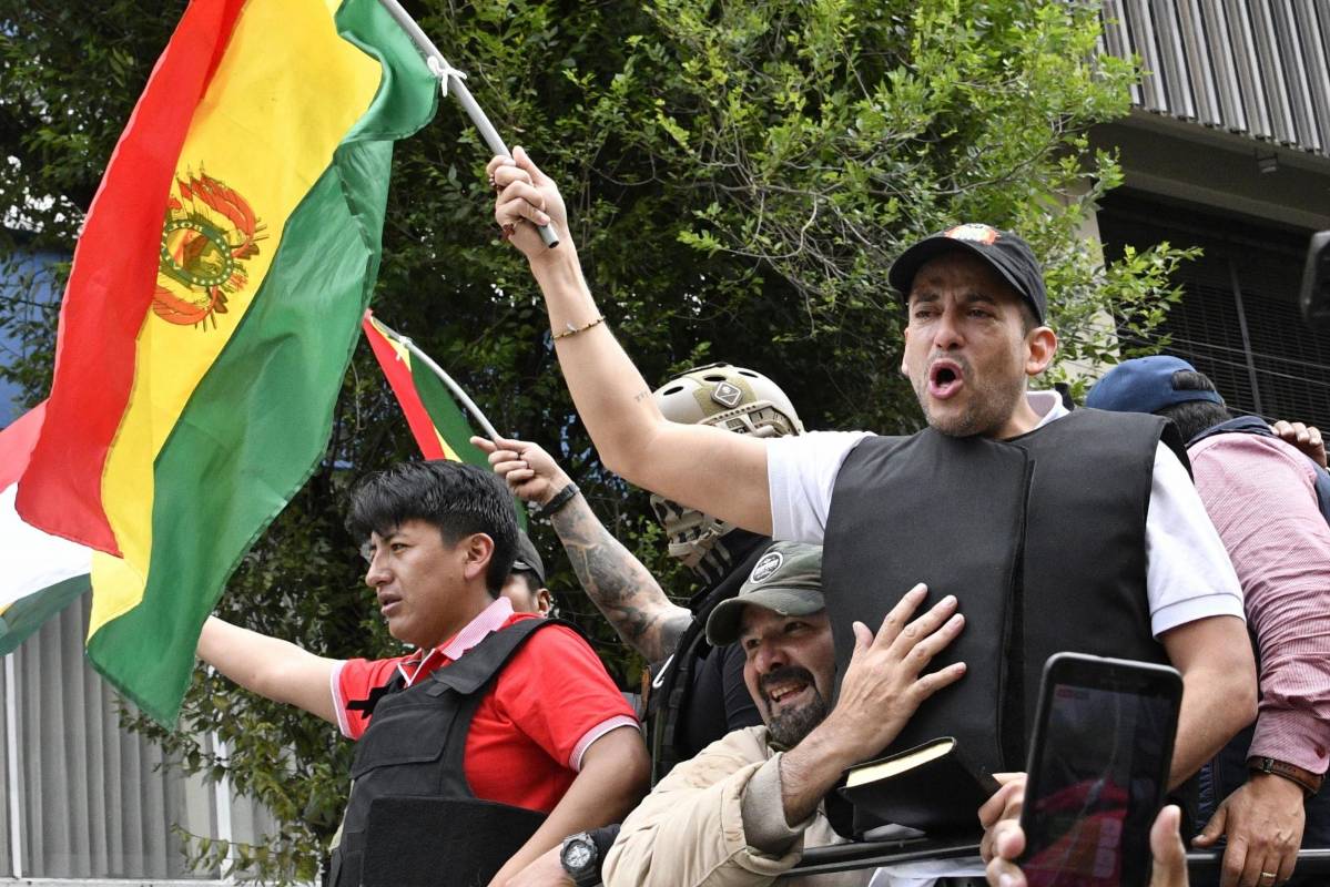 Luego del anuncio de la renuncia de Evo, las calles de La Paz se convirtieron en un carnaval con el estallido de petardos y miles de manifestantes ondeando banderas tricolores bolivianas (rojo, amarillo y verde). FOTO AFP