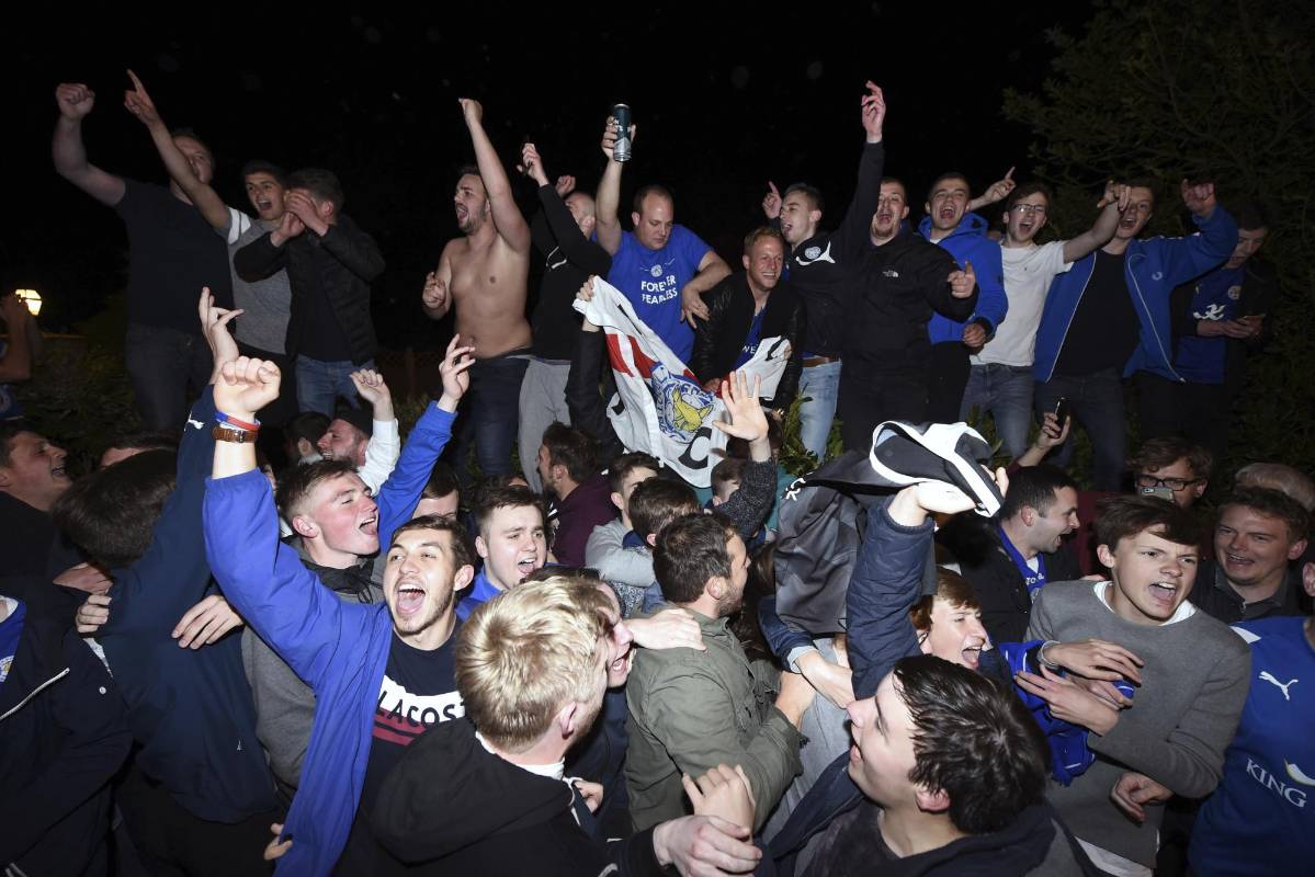Festejos afuera del estadio. FOTO AP