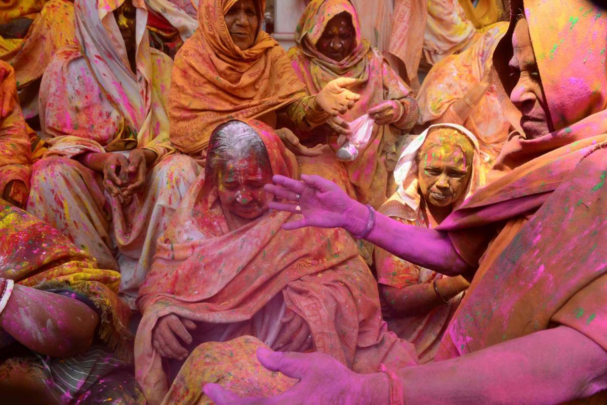 “Celebrar Holi significa mucho para ellas, que lo han perdido todo, y les hace sentirse parte de la sociedad de nuevo”, explicó a Efe la vicepresidenta de la ONG, Vinita Verma, después de que miles de pétalos y decenas de kilos de “gulal”, como llaman a los polvos de colores, fueran lanzados en el patio del templo. FOTO AFP