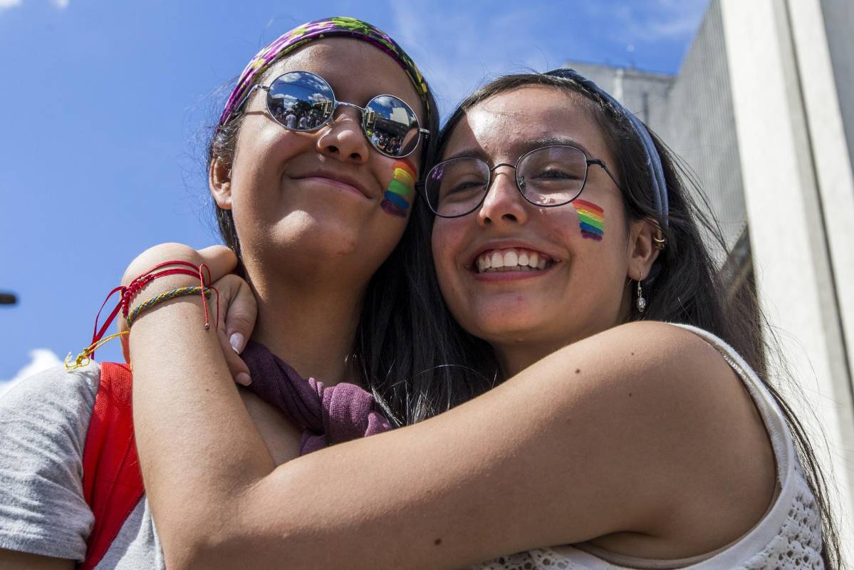 Bajo el sol de la tarde de Medellín, cientos de personas marcharon por las calles del Centro de la ciudad como parte de la reivindicación de los derechos LGTBI. FOTO JAIME PÉREZ