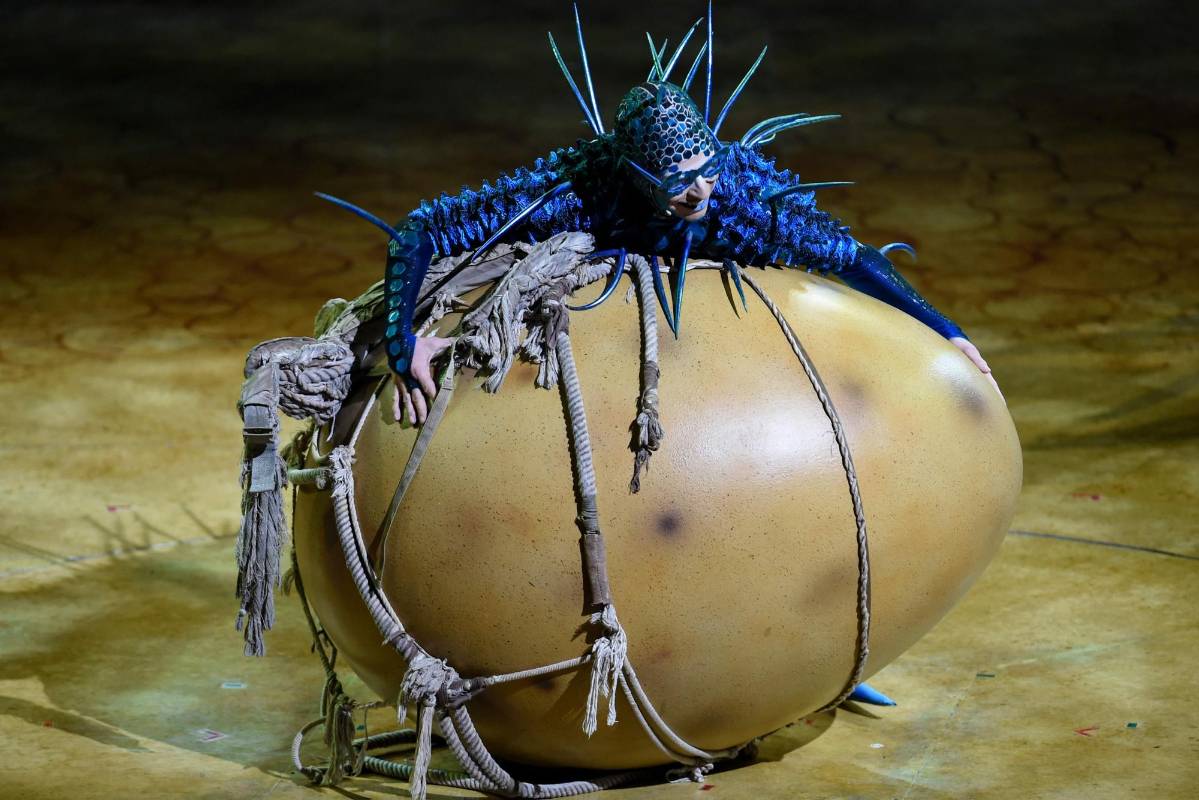 La obra cuenta la historia de unos insectos que sienten curiosidad por la aparición de un huevo que representa los ciclos de la vida. Foto. Agencia AFP