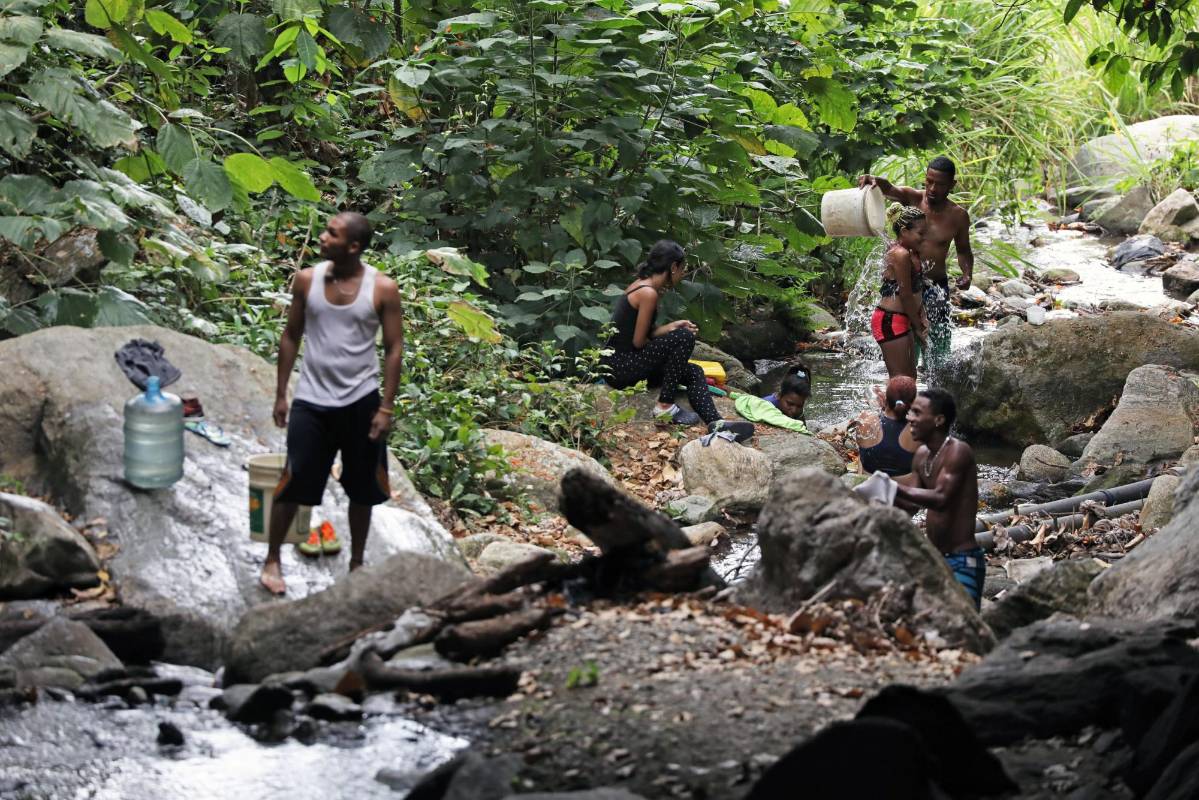 Ducha de personas en un río en Caracas, Venezuela. Foto: Manaure Quintero 