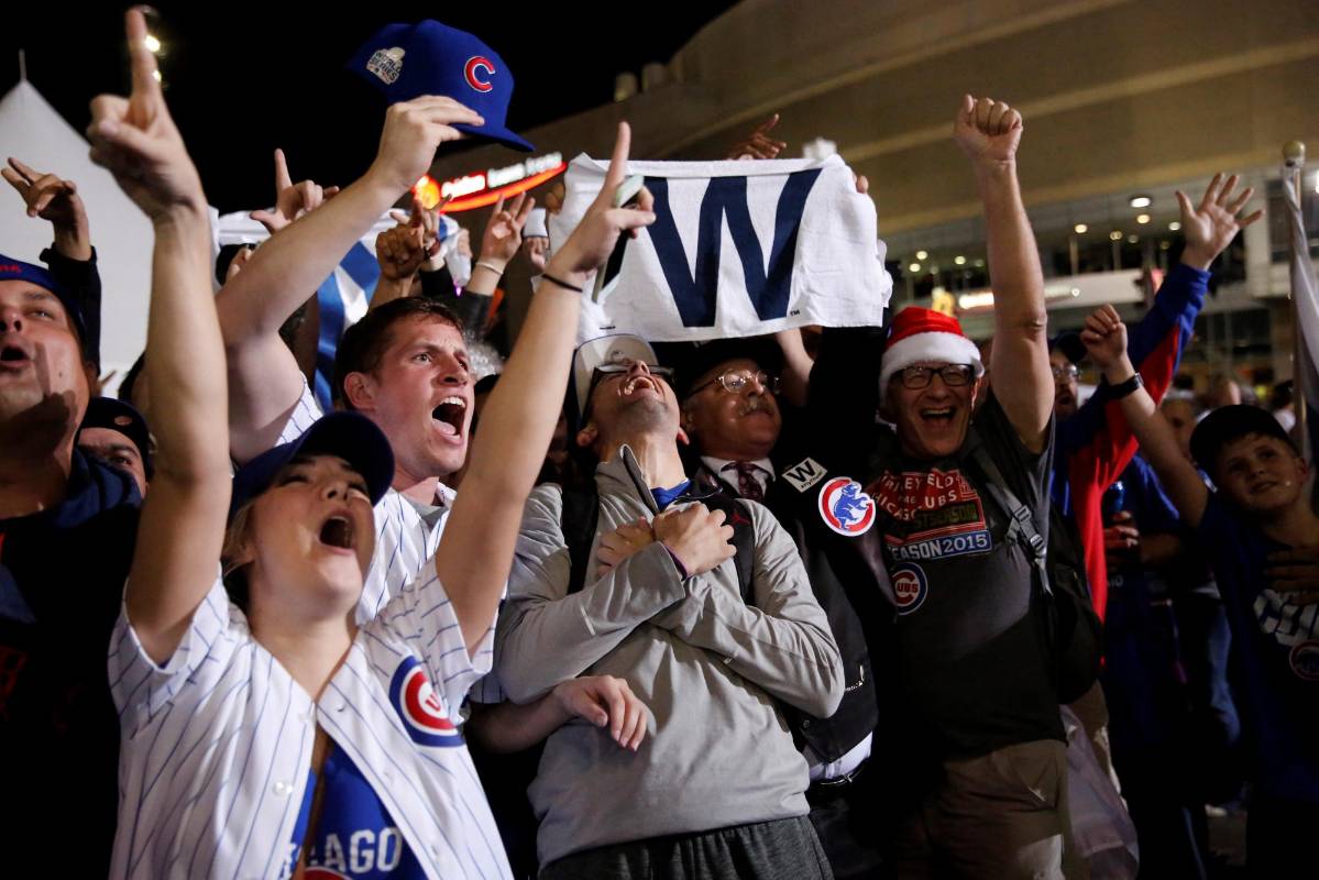 Los aficionados que llenaron los bares cercanos al Wrigley Field para ver el partido por televisión estallaron en júbilo por la victoria de su equipo. FOTO REUTERS