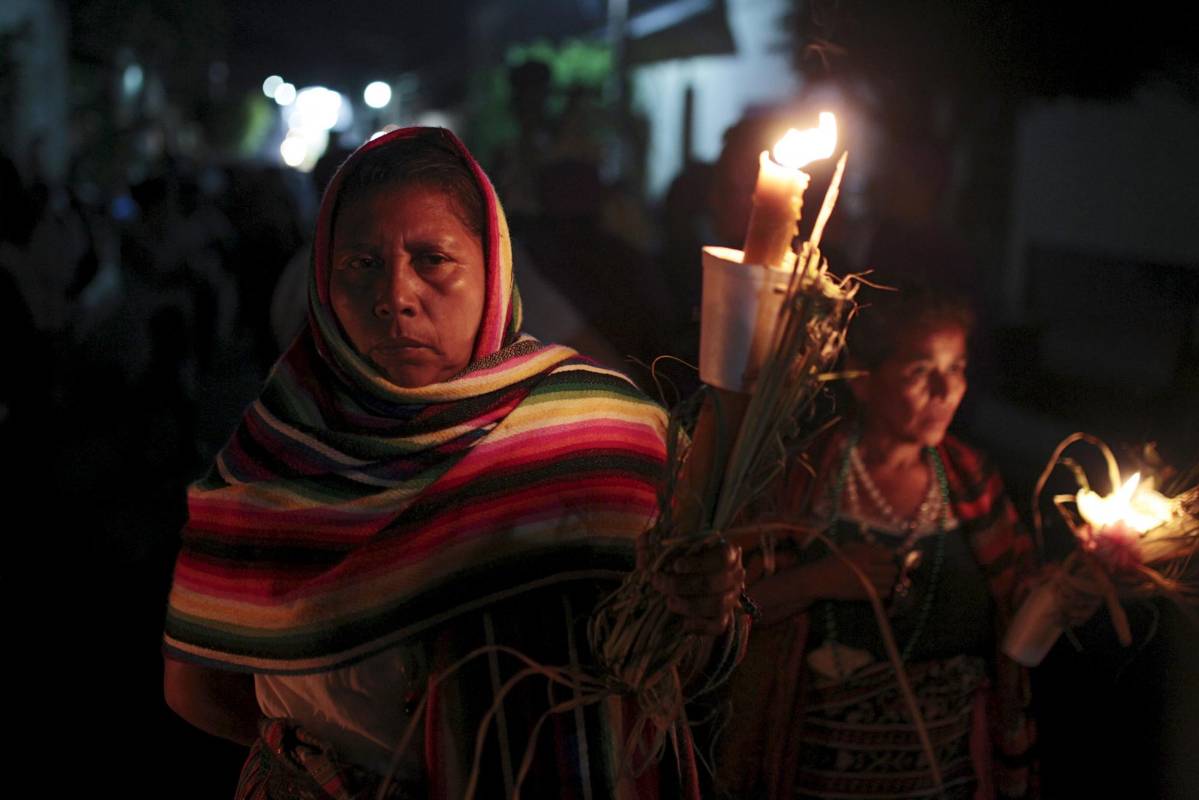 Católicos del pueblo de Izalco, en el Salvador, participan de la Semana Santa. FOTO REUTERS