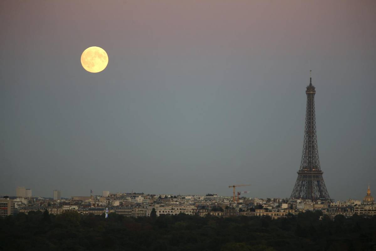 En París la Luna roja se oscureció poco a poco, el eclipse fue en la madrugada. Reuters/Charles Platiau