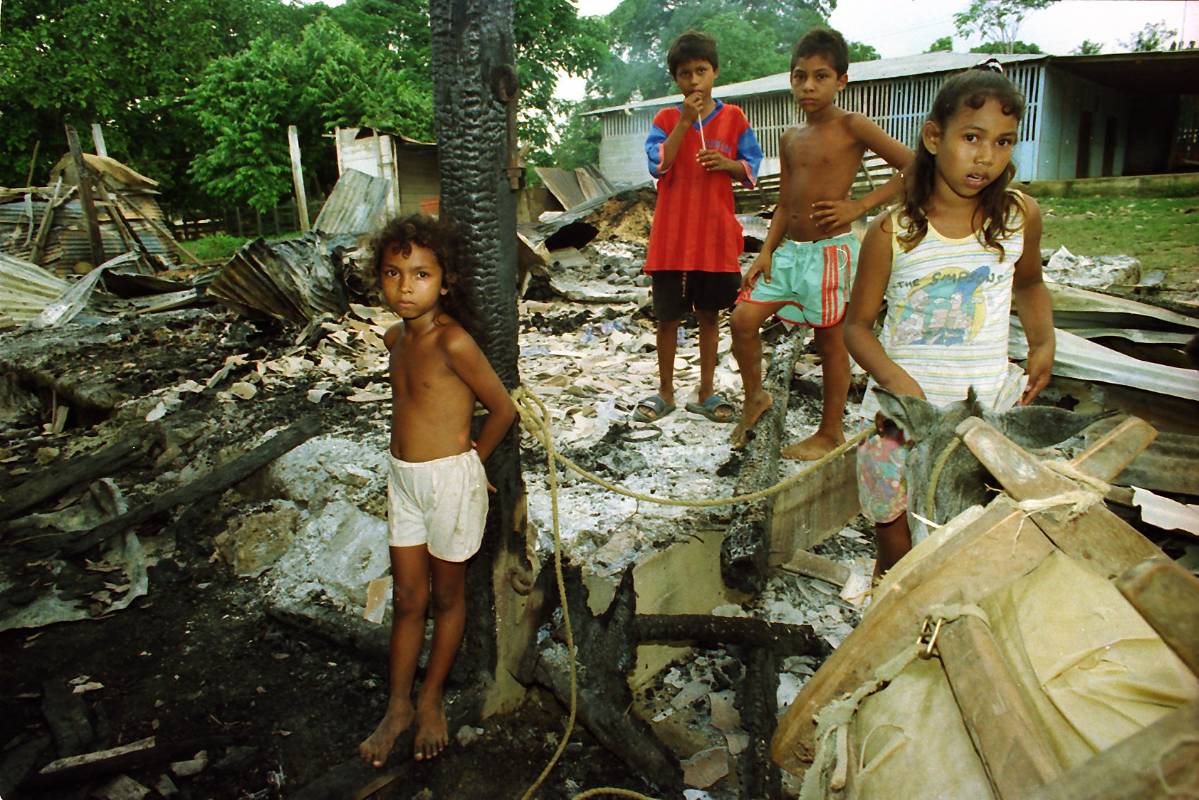 Así quedó una de las propiedades incineradas por la guerrilla en la masacre de 1996. FOTO: Jesús Abad Colorado (archivo).