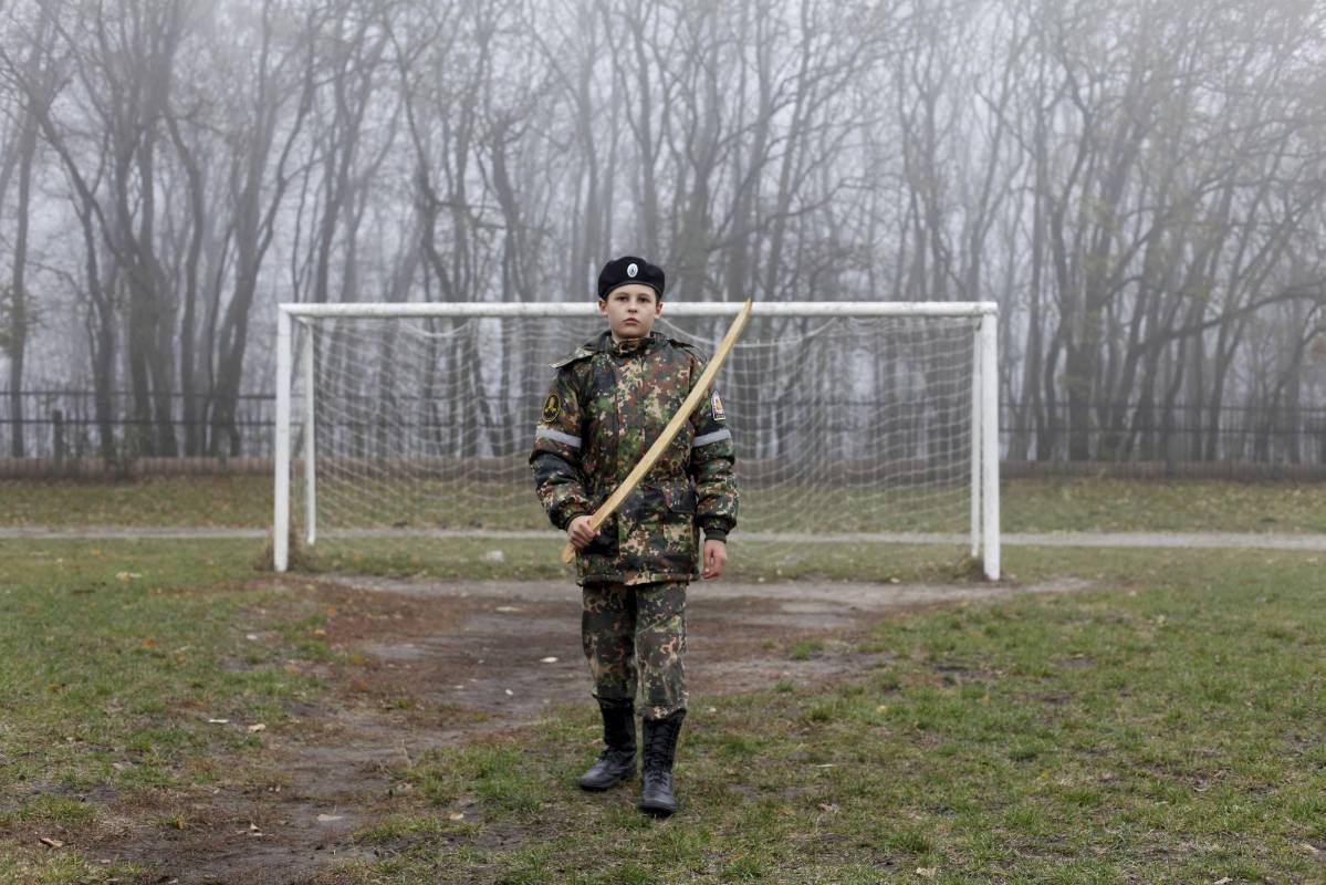 Un cadete sostiene una maqueta de una espada frente a un arco de fútbol mientras entrena en el estadio de la Escuela de cadetes General Yermolov en Stavropo. Foto: REUTERS / Eduard Korniyenko