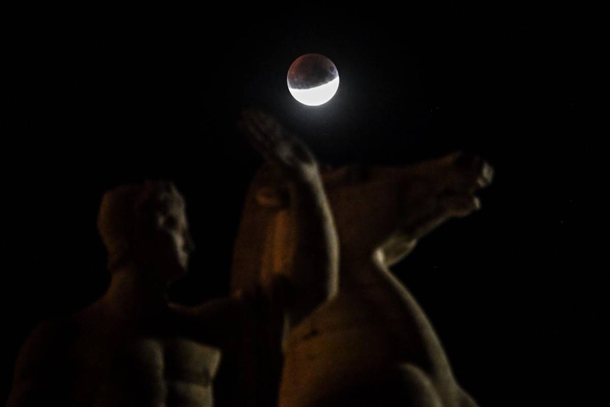 El eclipse parcial visto desde la capital italiana. Foto: AFP - ANDREAS SOLARO.