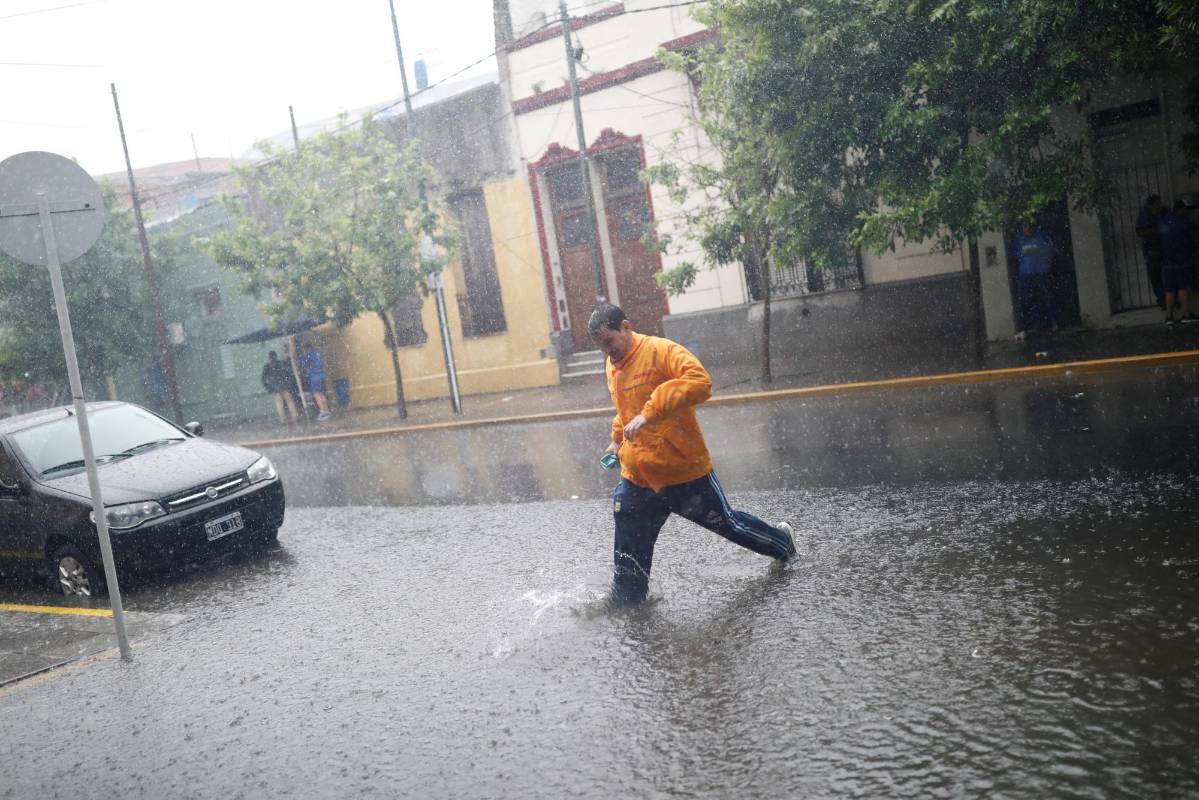 Los chaparrones sobre Buenos Aires complican el juego de ida de la final de la Copa Libertadores de América. FOTO REUTERS